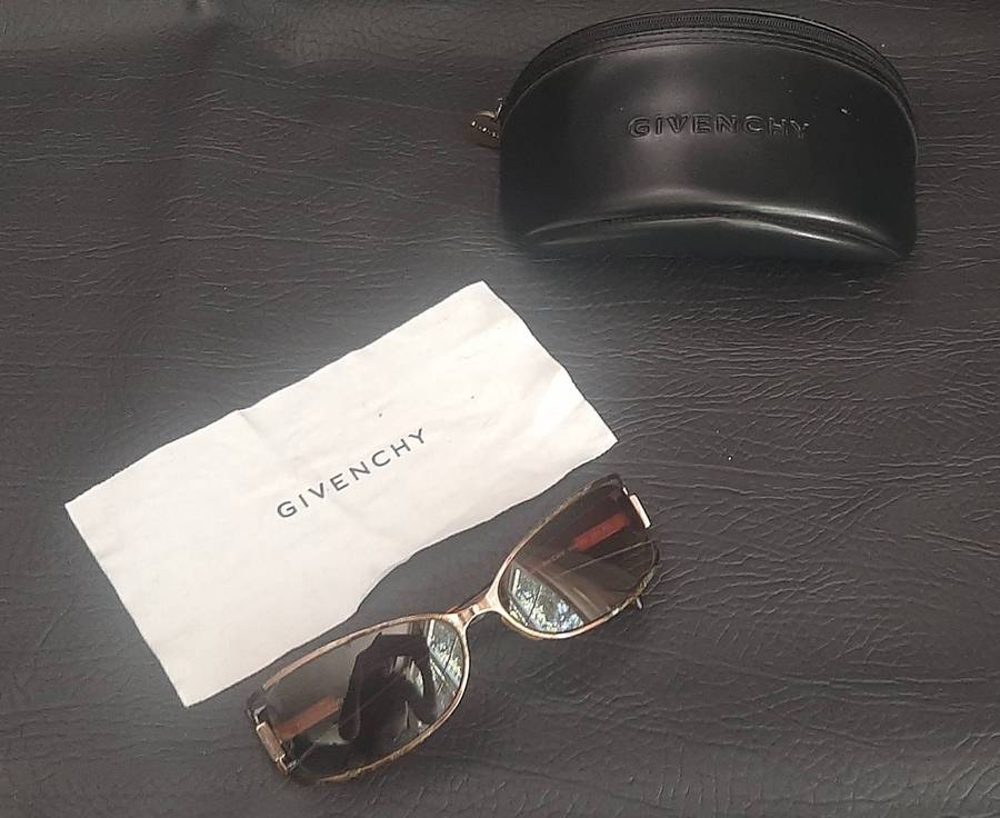 GIVENCHY LADIES SUNGLASSES  DESIGNER STYLE IN GREAT SECONDHAND CONDITION