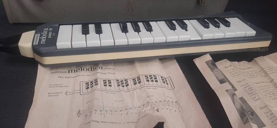 HOHNER MELODICA PIANO 26  VINTAGE PORTABLE KEYBOARD WITH CASE AND ORIGINAL INSTRUCTION SHEETS