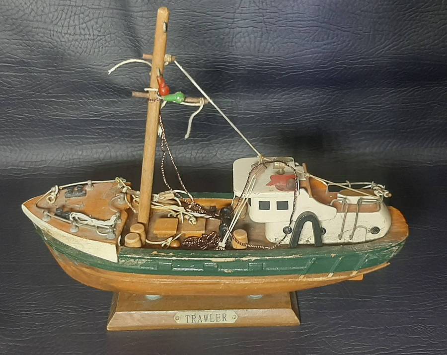 VINTAGE FISHING TRAWLER MODEL  NAUTICAL DETAIL, GREEN-HULLED GRIT