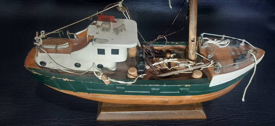 VINTAGE FISHING TRAWLER MODEL  NAUTICAL DETAIL, GREEN-HULLED GRIT