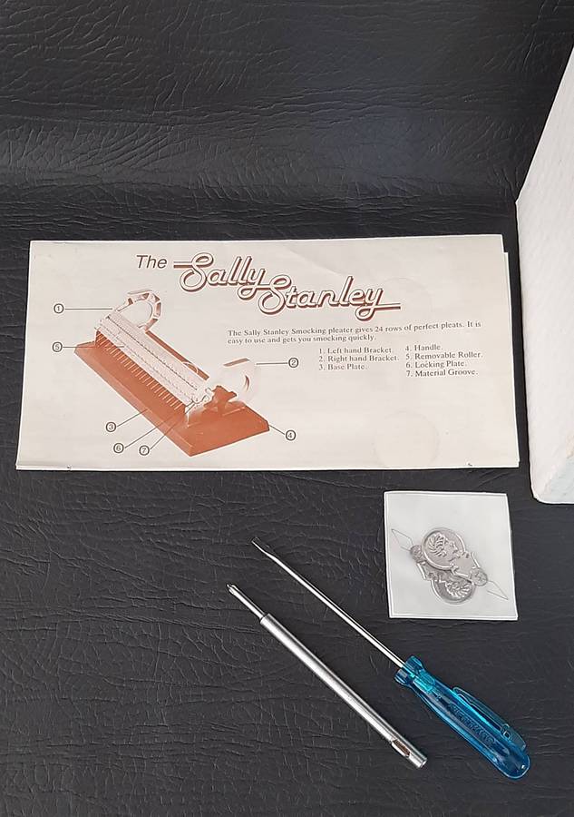 SALLY STANLEY SMOCKING PLEATER  VINTAGE MACHINE IN EXCELLENT CONDITION