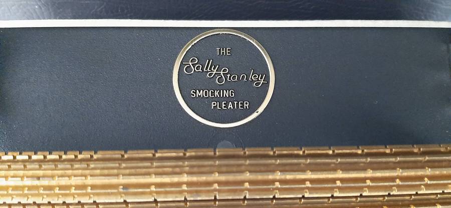 SALLY STANLEY SMOCKING PLEATER  VINTAGE MACHINE IN EXCELLENT CONDITION