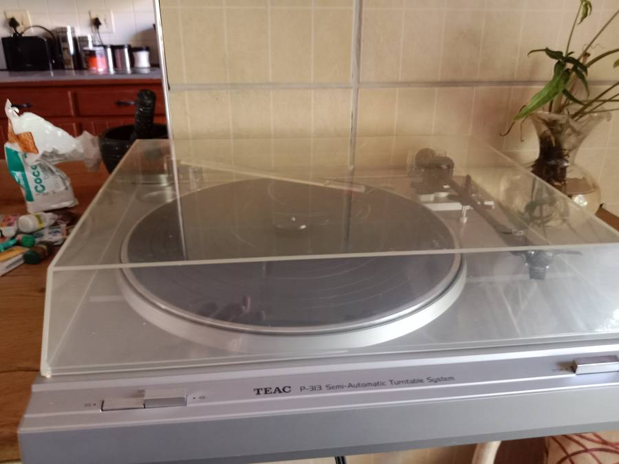 Teac P-313 vintage turntable