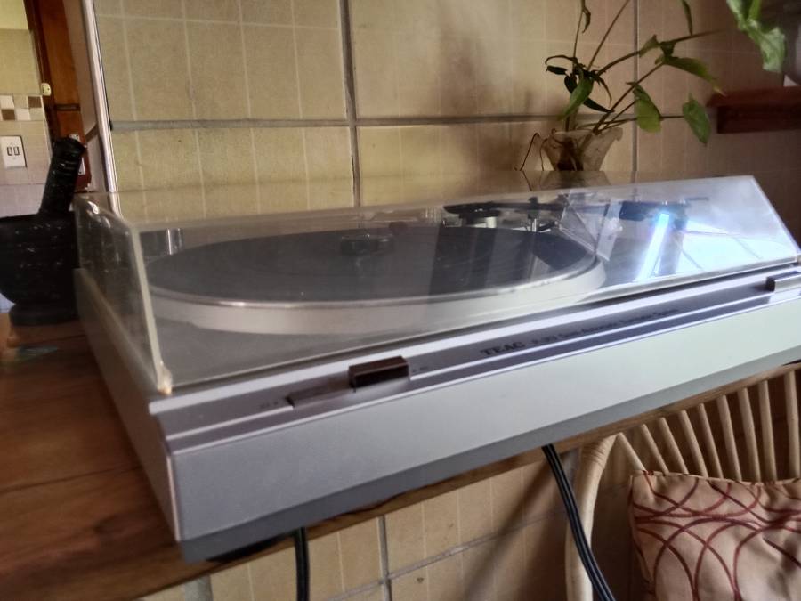 Teac P-313 vintage turntable