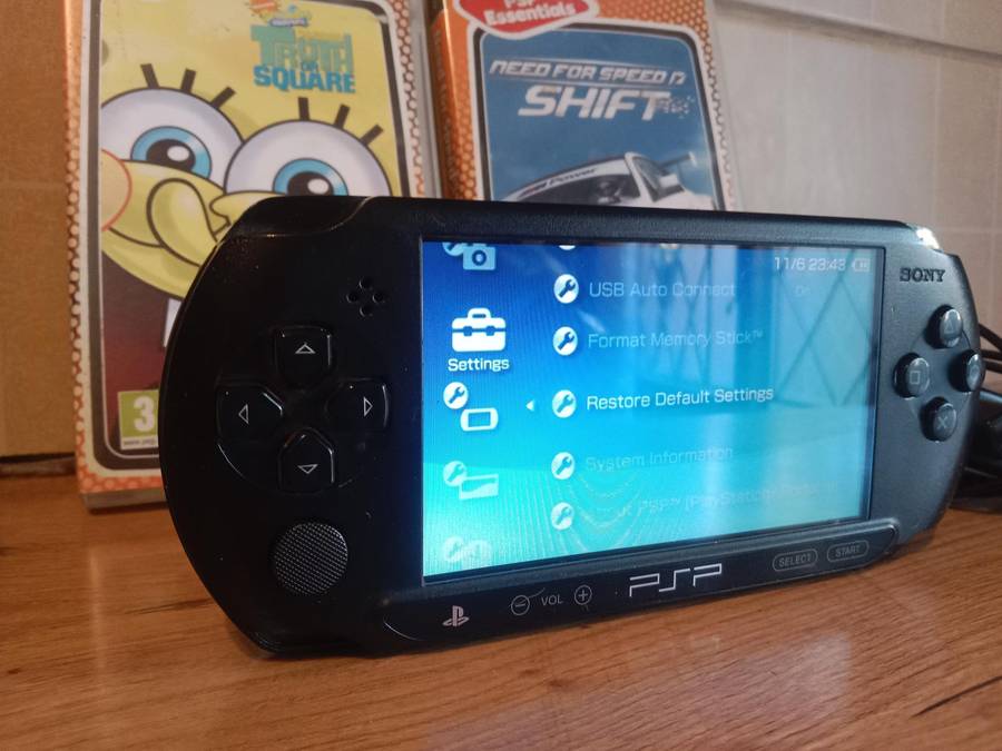 PSP E1004 4gb bundle