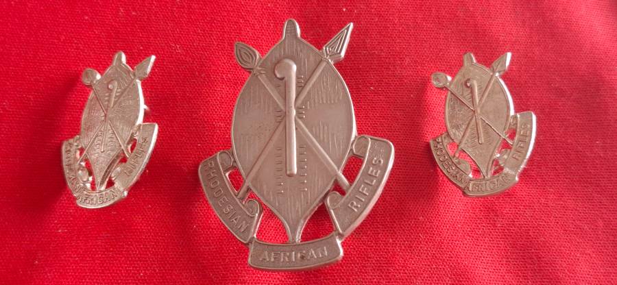 RHODESIAN AFRICAN RIFLES - SET WM HEADDRESS BADGE + CHROME COLLARS  (8915)