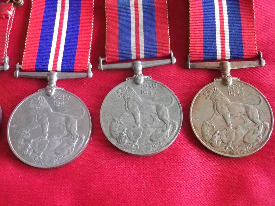 GB / SA - WW2 LOT  - 4 X WAR MEDALS + 1 X DEFENCE MEDAL - ALL UN-NAMED           (8651)