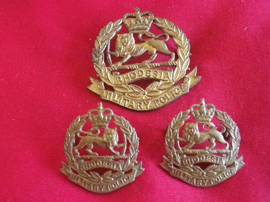 RHODESIAN MILITARY POLICE - QC BRASS CAP BADGE + FACING PAIR COLLARS PRE 1970 - UNCOMMON     (8726)