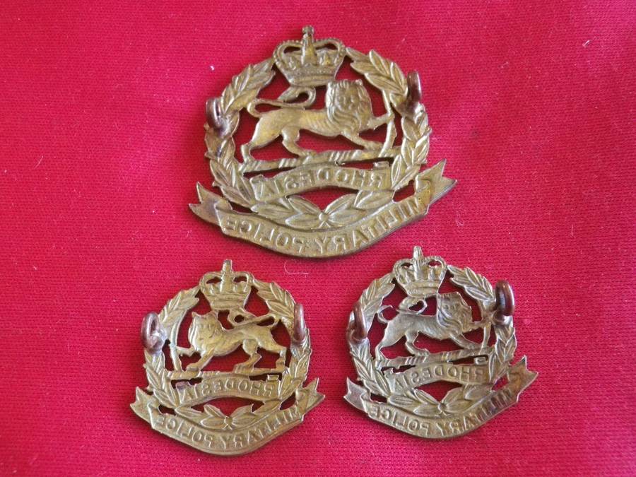 RHODESIAN MILITARY POLICE - QC BRASS CAP BADGE + FACING PAIR COLLARS PRE 1970 - UNCOMMON     (8726)