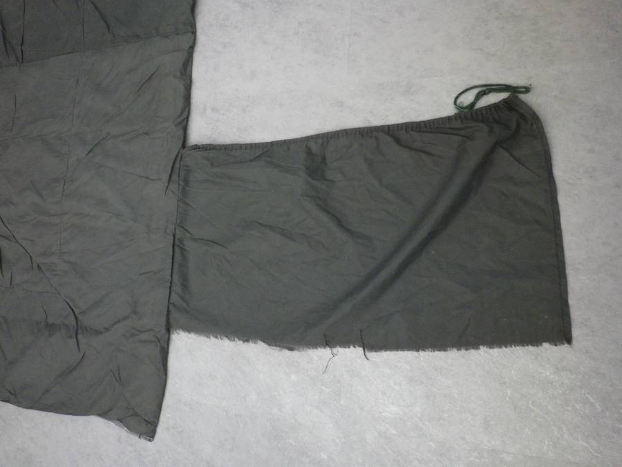 RHODESIAN ARMY SLEEPING BAG - ZIP NOT WORKING, AND MINOR HOLES - BUT GOOD DISPLAY ITEM (8964)