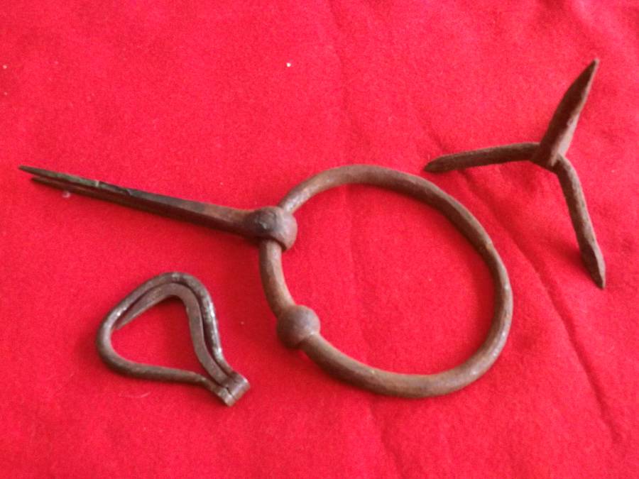 BRITISH ARMY ? BOER WAR PERIOD HORSE PARAPHENALIA - HOOF PICK, CALSTROP, TETHER RING?  (8625)