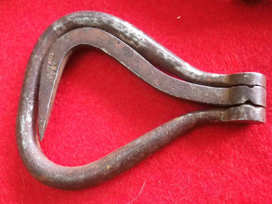 BRITISH ARMY ? BOER WAR PERIOD HORSE PARAPHENALIA - HOOF PICK, CALSTROP, TETHER RING?  (8625)