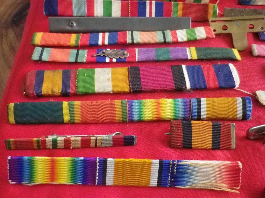 BRITSH ARMY + COMMONWEALTH -  LARGE LOT OF WW1 + WW2 MEDAL RIBBON BARS  (149)