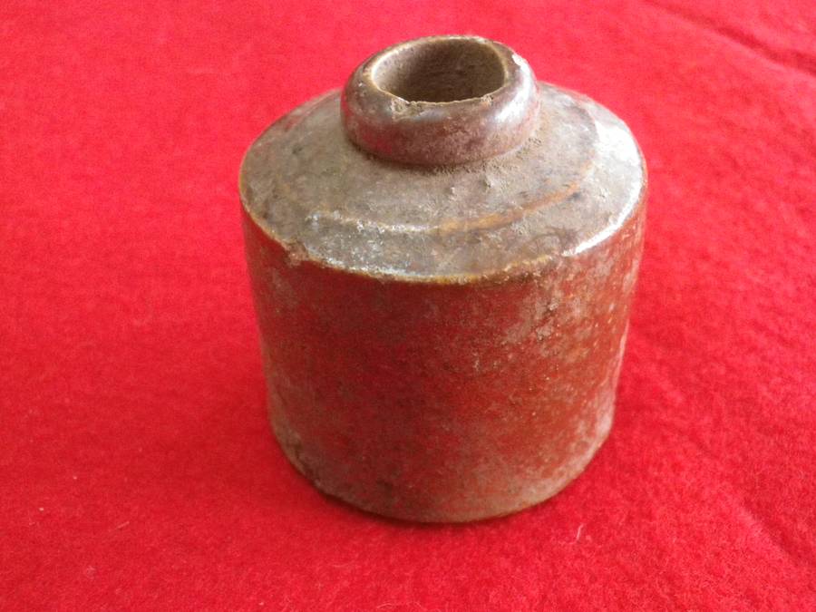BOER WAR BATTLEFIELD PICKUP - SMALL CLAY INKWELL - INSCRIBED ON BASE "WAGON HILL, LADYSMITH" (8626)
