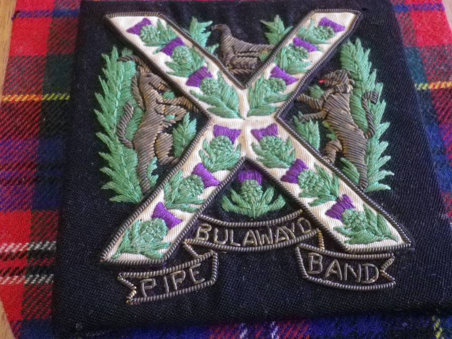RHODESIA - BULAWAYO PIPE BAND BULLION + EMBROIDERED BADGE  - MOUNTED ON PLAQUE        (275)