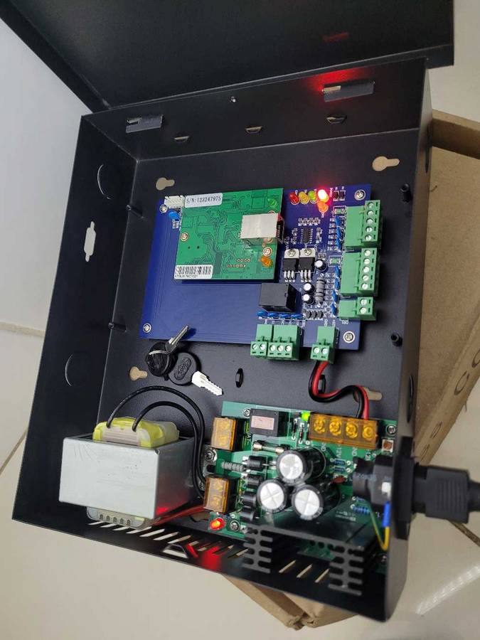 UNUSED..Access Control Box With Power Supply & A set Of Keys