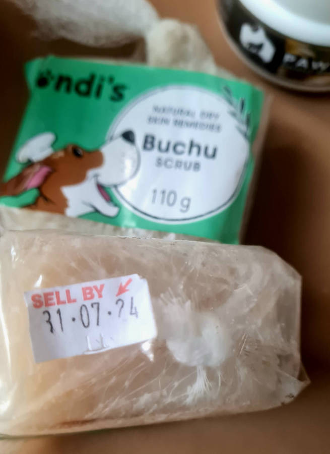 A Good Variety Of PET CARE Lot.  (Bid Per Lot)  BB: 2025/2024. See All Pics