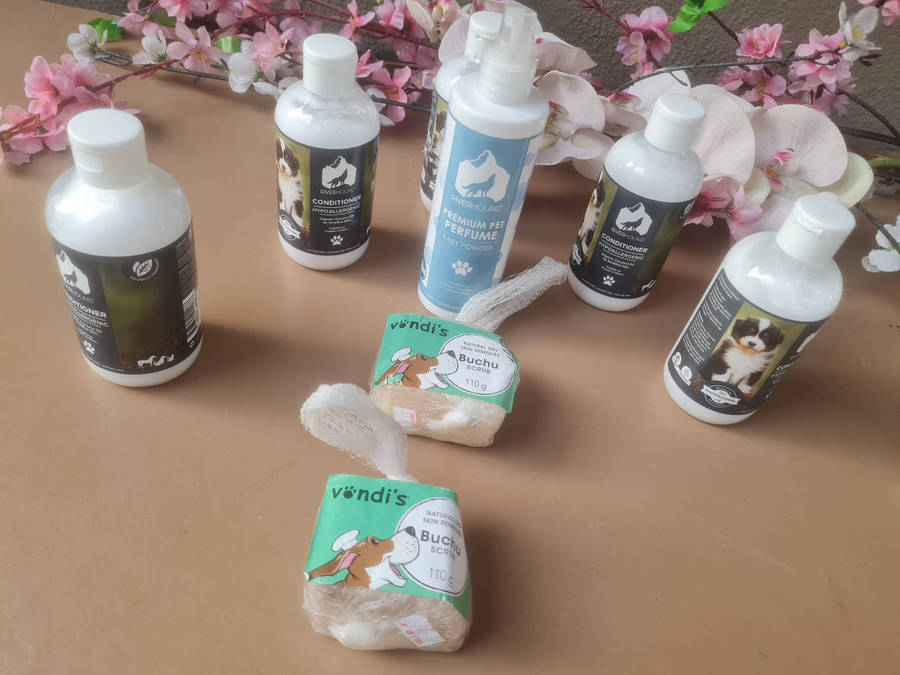 A Good Variety Of PET CARE Lot.  (Bid Per Lot)  BB: 2025/2024. See All Pics