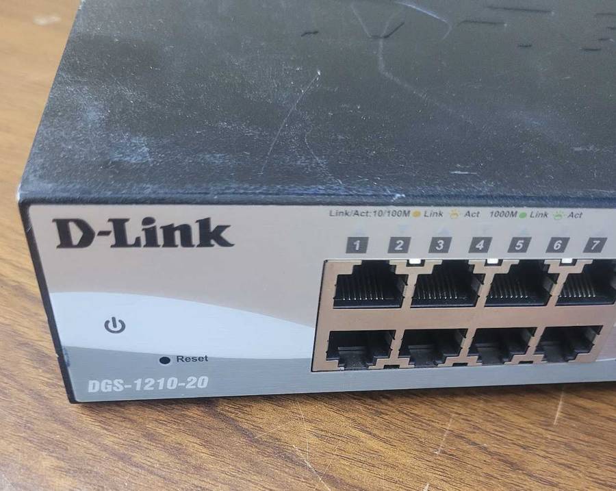 D-LINK (DG-S1210-20)Ethernet. Switch Powers-On