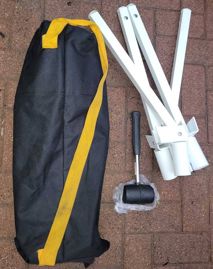 4-pole Cluster Banner/Flag Fountain with Carry Bag & Hammer