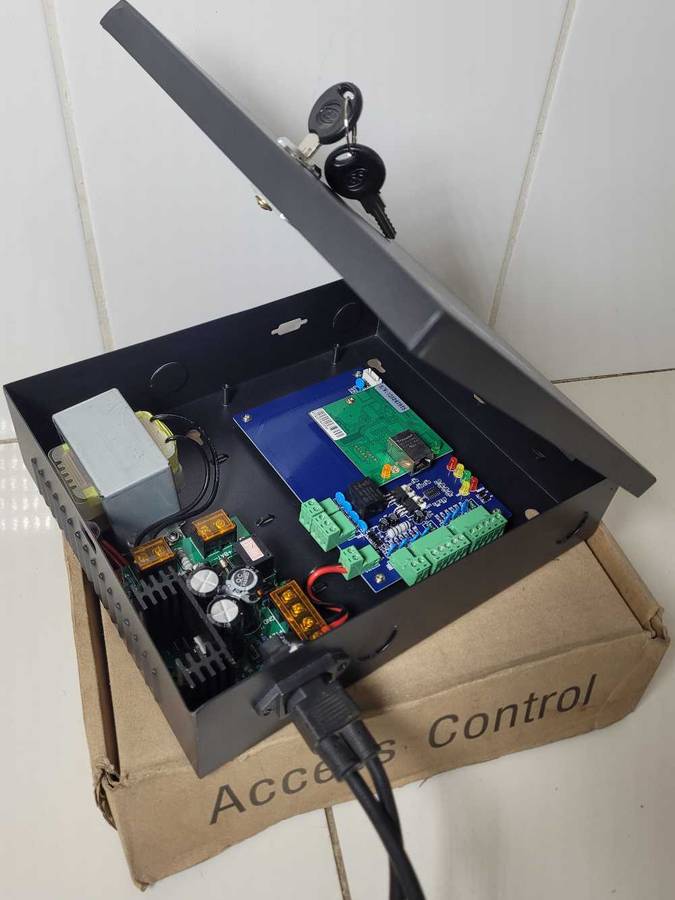 UNUSED..Access Control Box With Power Supply & A set Of Keys