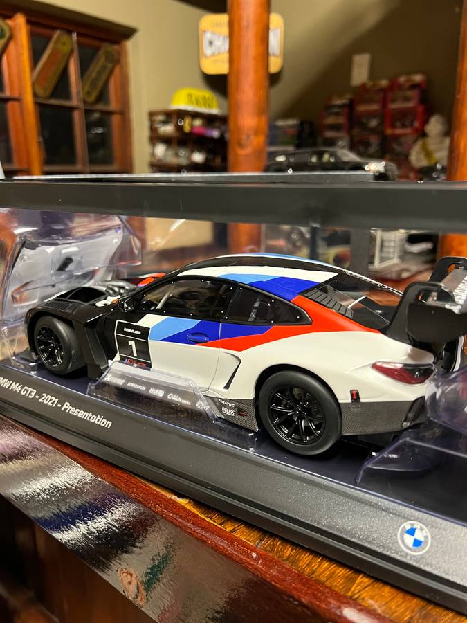 BMW M4 - GT3 - 2021 Presentation- 1/18 Minichamps