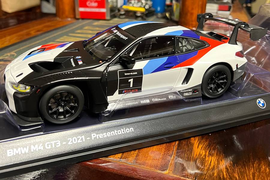 BMW M4 - GT3 - 2021 Presentation- 1/18 Minichamps