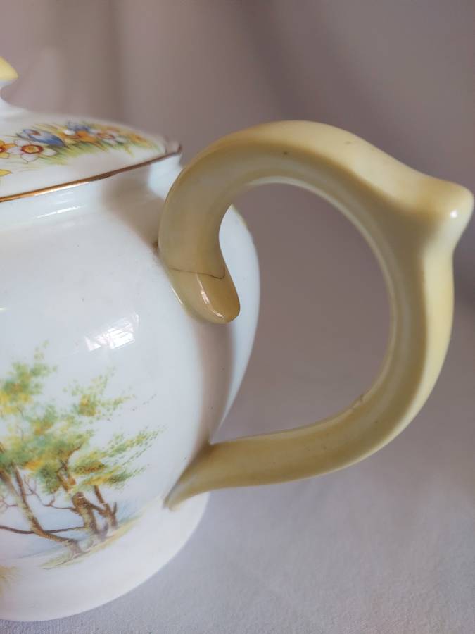 Shelley porcelain Daffodil Time pattern Teapot circa 1940-1966