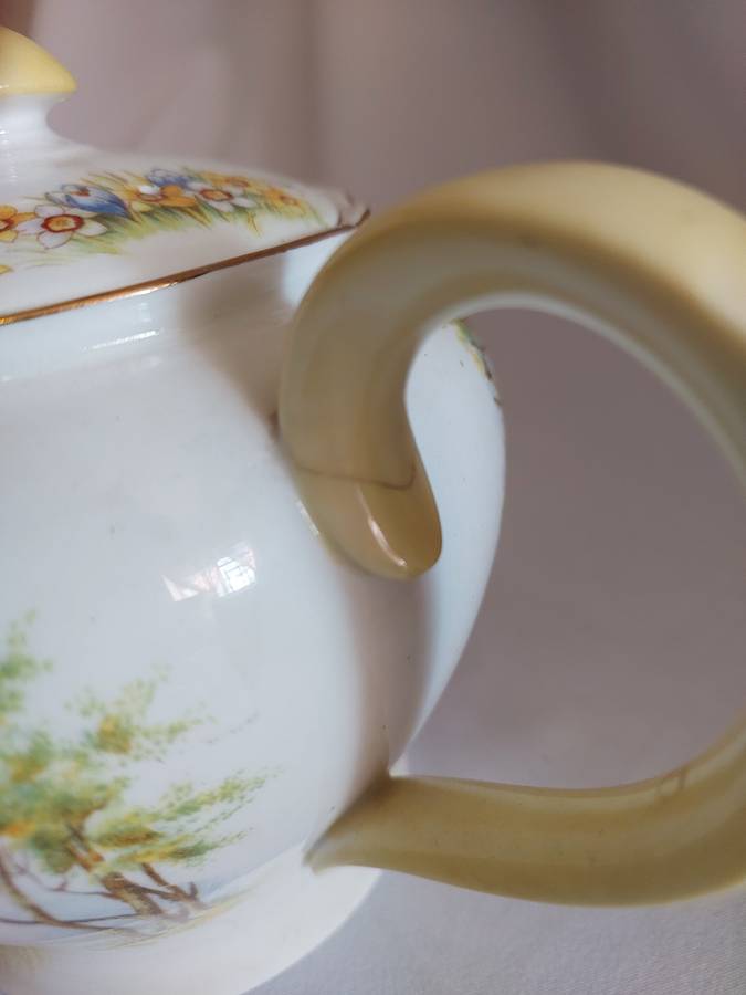 Shelley porcelain Daffodil Time pattern Teapot circa 1940-1966