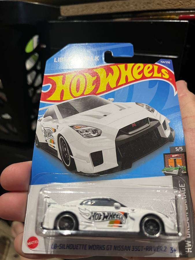 Hot wheels Nissan GT white. Long card import