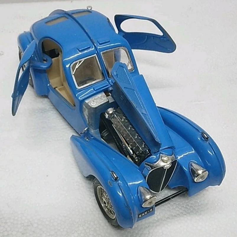 Bugatti Atlantique 1936 blue Bburago 1:24 NEW+boxed #2259 instant wheels