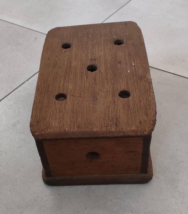 Antique Foot stove/warmer "Voetstofie" in good condition with only age related wear