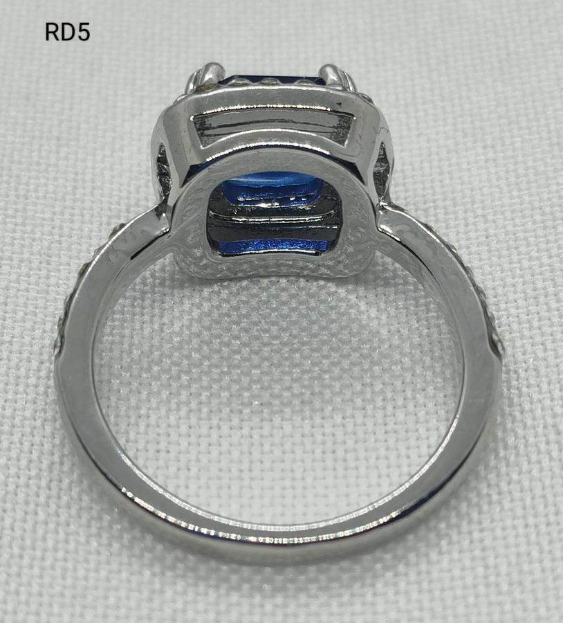 Dress ring - lab-created Sapphire stone - size US 8 - gorgeous ring -large main stone