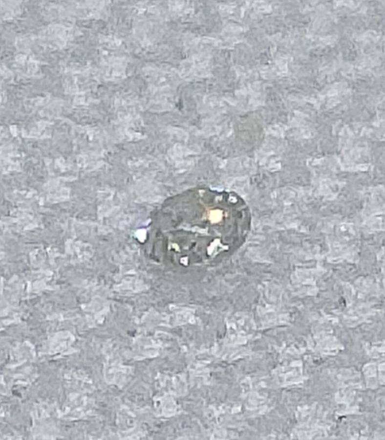 Real diamonds - 1.2 mm- 0.01 ct - images magnified -good colour and VVS clarity- bid per item