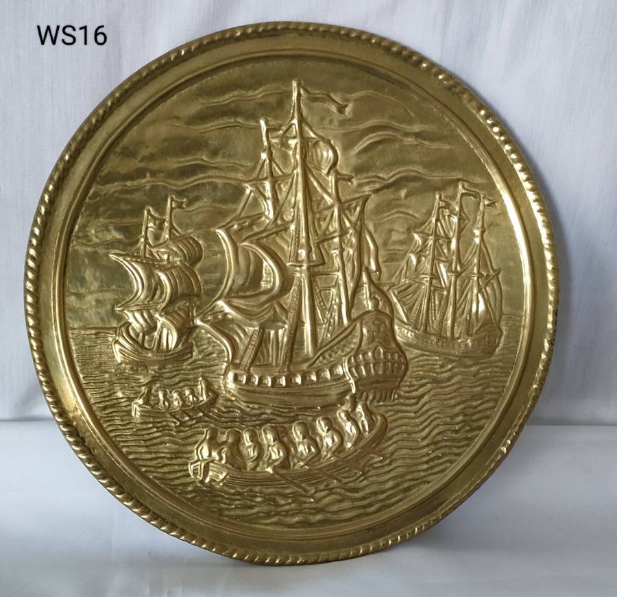 Vintage brass oval wall plate in superb condition -300 mm diameter- gorgeous model of ship