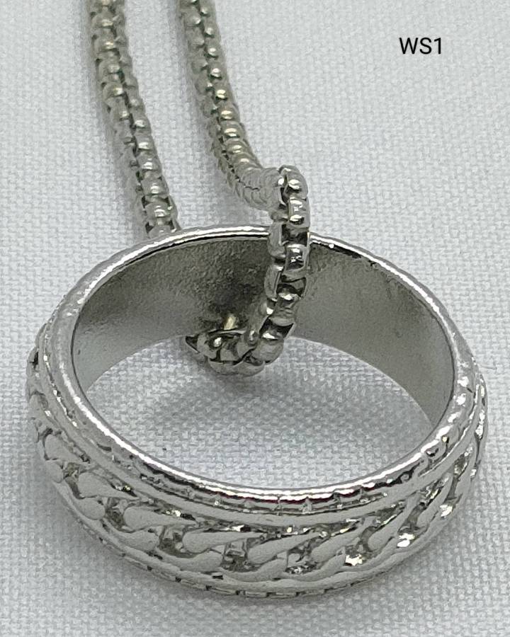 Vintage necklace with ornate ring as pendant-length 50 cm plus