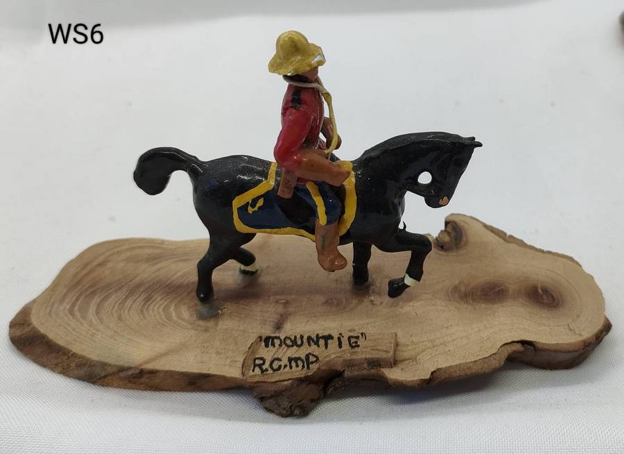 Gorgeous lead soldiers on lovely wooden stands - lot 6 of 6 - 1950 history of artist under stands.