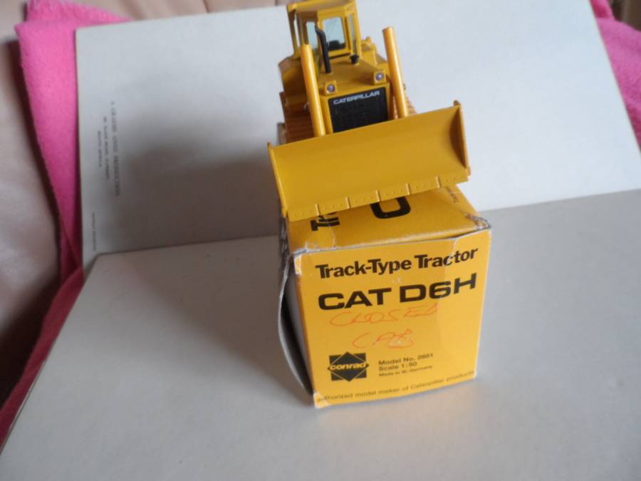 Conrad  Cat d6h track type tractor n0 2851 1:50 scale