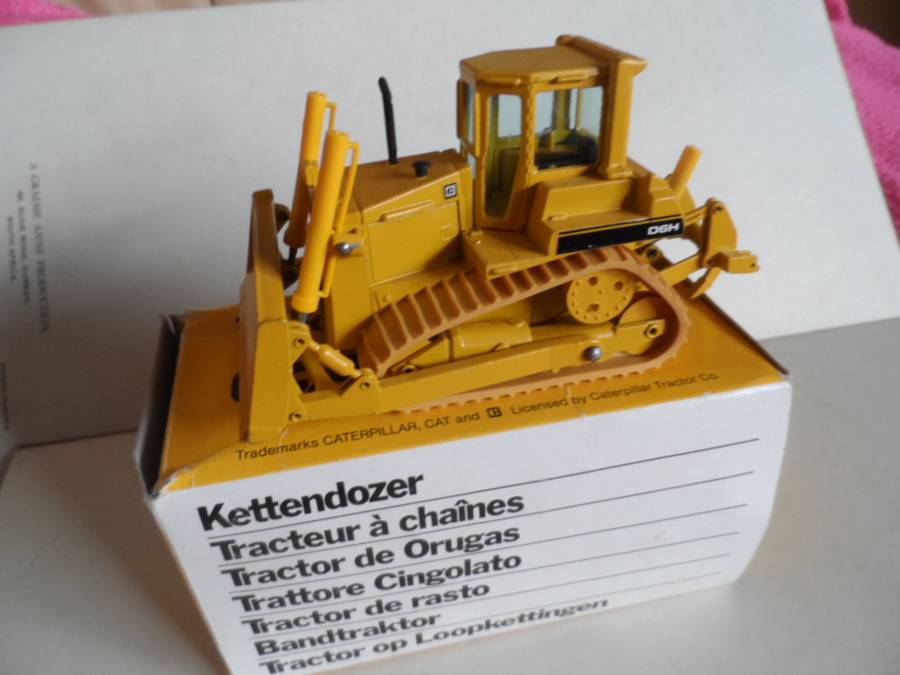 Conrad  Cat d6h track type tractor n0 2851 1:50 scale