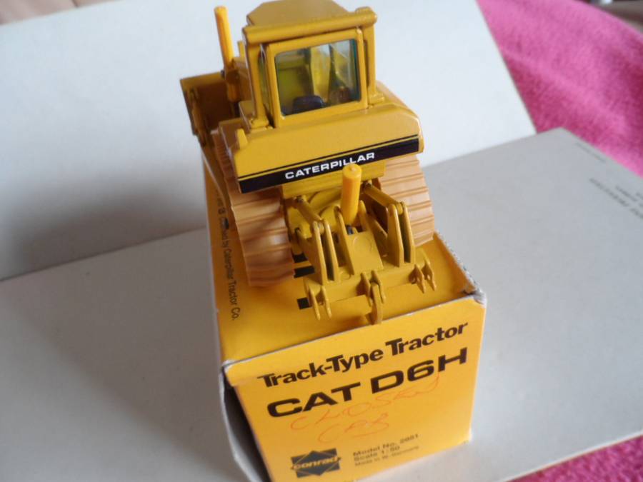 Conrad  Cat d6h track type tractor n0 2851 1:50 scale