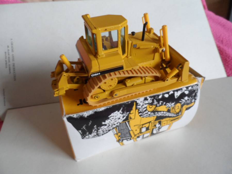 Conrad  Cat d6h track type tractor n0 2851 1:50 scale
