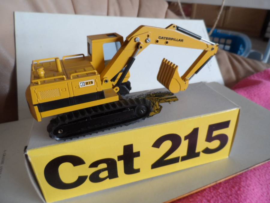 VINTAGE NZG 190 CATERPILLAR 215 1/50 Scale  [M88]