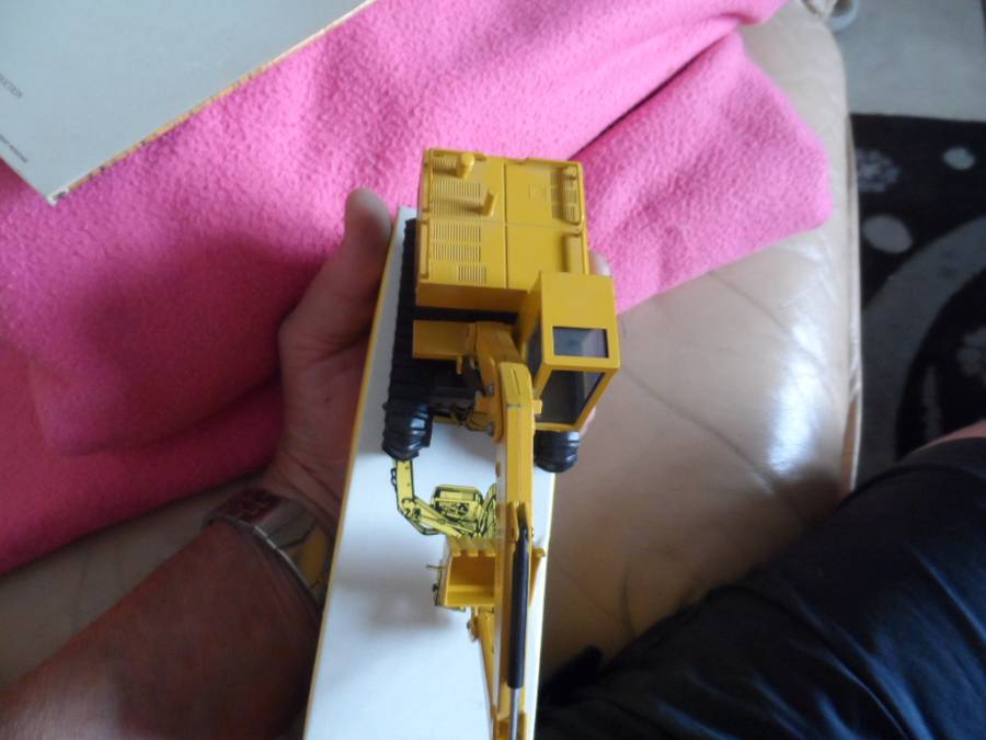 VINTAGE NZG 190 CATERPILLAR 215 1/50 Scale  [M88]