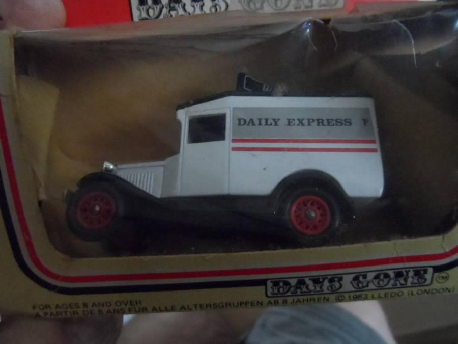 LLEDO  CLOSED TRUCK -DAILY EXPRESS- BOXED  [M12]