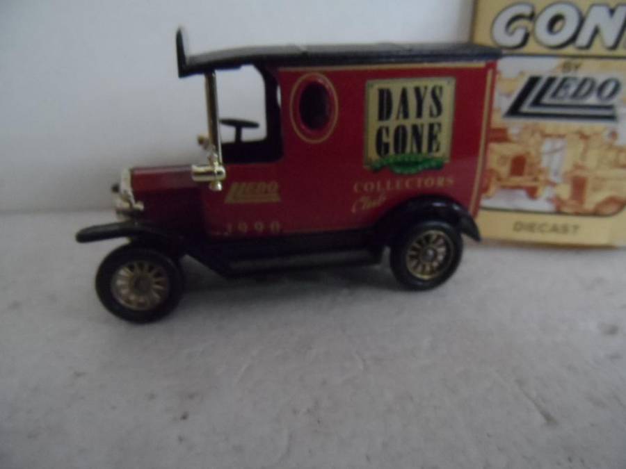 LLEDO CLOSED VAN -DAYS GONE- RED [M12]
