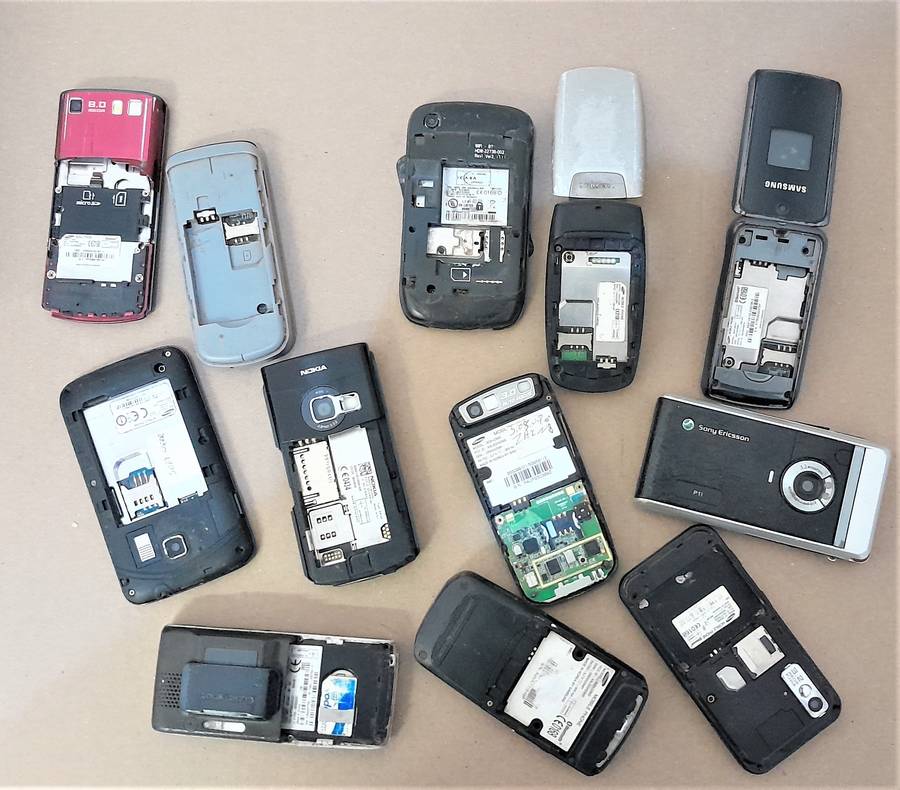 12 Old Non Working Cellphones - No Batteries - as per pics