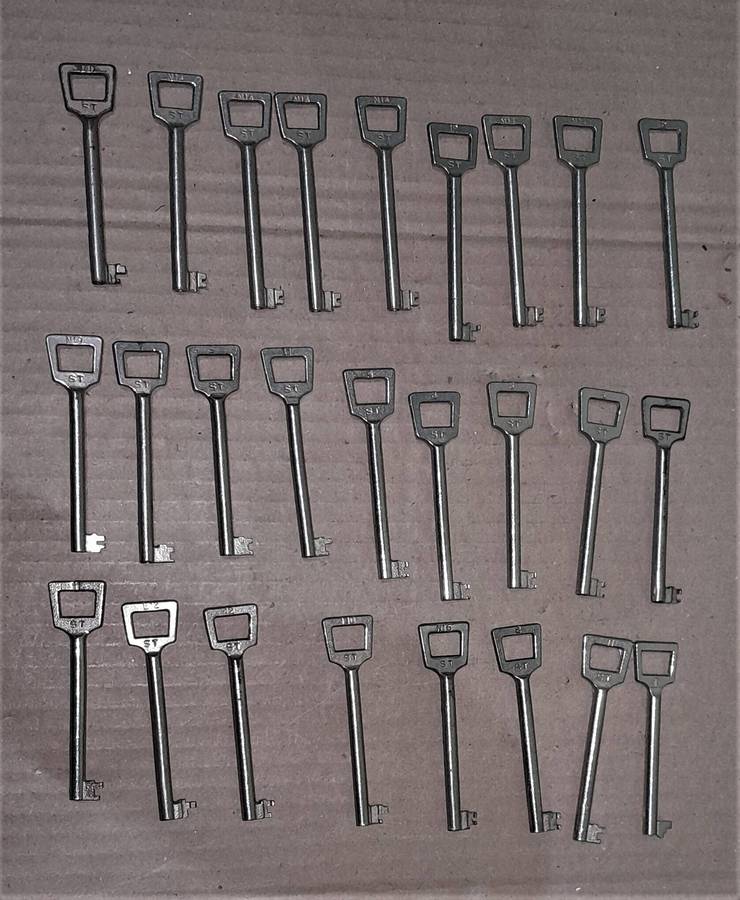 Locksmiths Job lot3 - 77  Vintage Keys - includes 12 Union - as pics - reasonable offers considered
