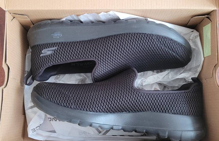 Sketchers Men's Go Walk Max Slip On Shoes (like new)