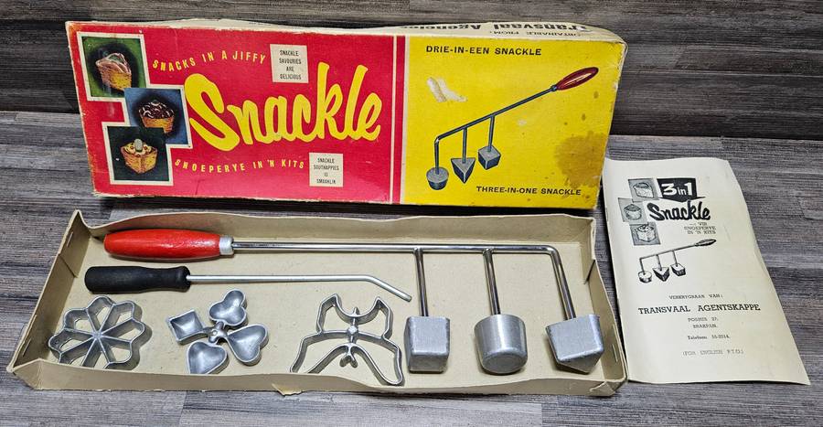 Boxed complete with instructions vintage Snackle Set