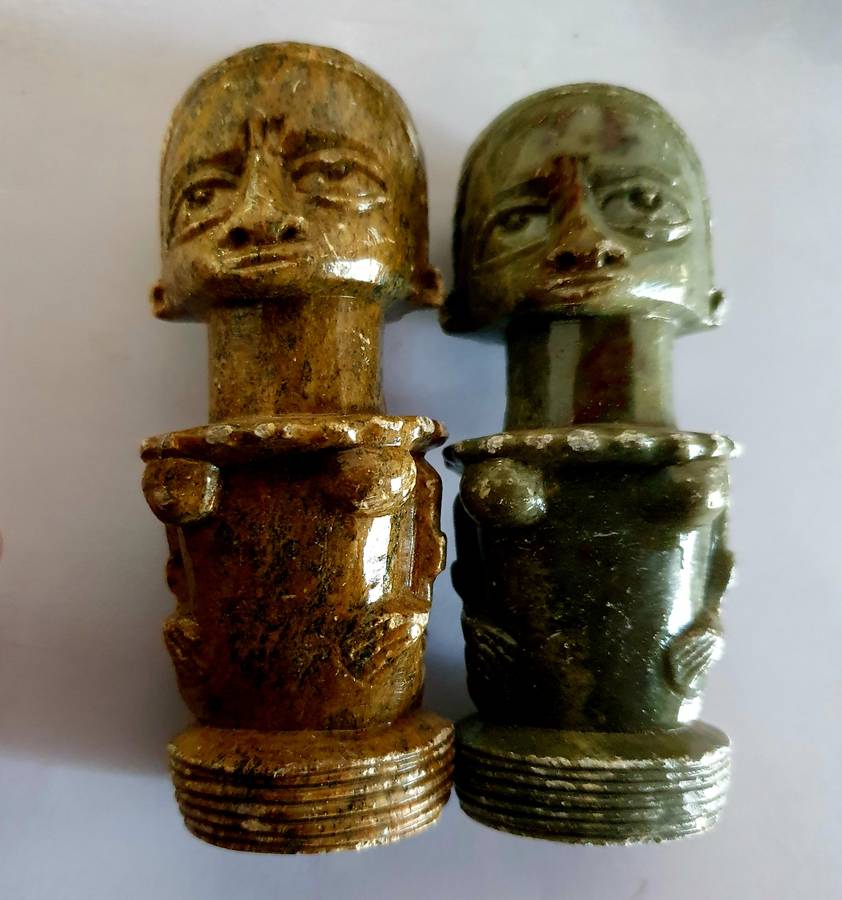 VINTAGE GREEN & BROWN HAND CARFED, POLISHED SOAP STONE AFRICA MOTIF CHESS PIECES.  2.10 KG.